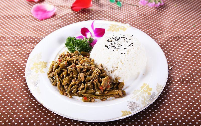 肉末酸豆角盖浇饭