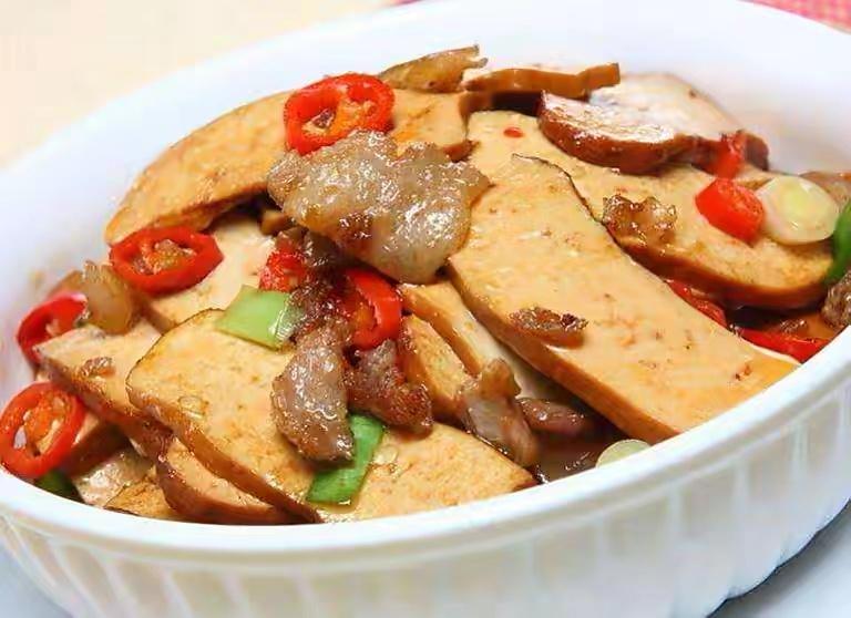 小米辣香干五花肉木桶饭